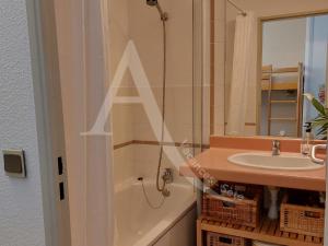 Studio cabine 4 personnes vue jardin dans residence avec piscine