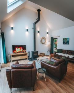 Forest Corner Luxury Home with Hot Tub