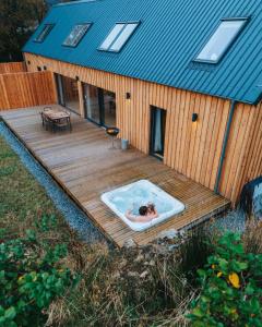 Forest Corner Luxury Home with Hot Tub
