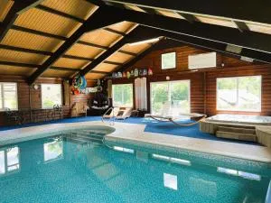 Hop Loft-Barn Conversion, with access to Pool & Hot Tub-at Fox Valley Cottages - Looe