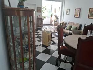 Apartamento e garagem junto à praia, 03 quartos até 06 hóspedes