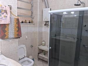 Apartamento e garagem junto à praia, 03 quartos até 06 hóspedes