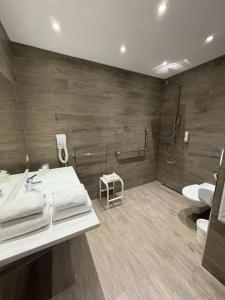 Hotels Cit'hotel Le Chris'tel hotel et restaurant : Chambre Double - Accessible aux Personnes à Mobilité Réduite 