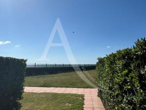 rez de jardin residence en bord de mer piscine tennis stationnement