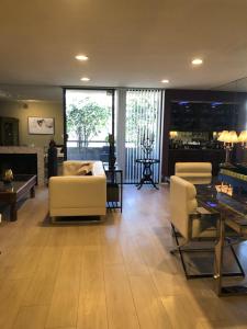 Best Location West LA Spacious condo with hottub