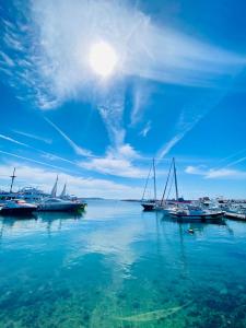 Lovely location, near harbour, restaurants,Mall