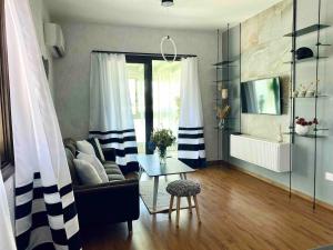 Lovely location, near harbour, restaurants,Mall