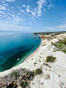 Lovely location, near harbour, restaurants,Mall