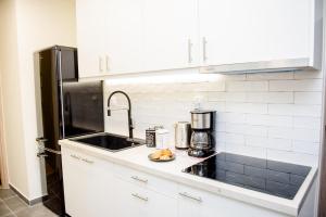 Athenian Hideaway - Spa Tub and Walk to Metro