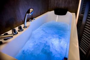 Athenian Hideaway - Spa Tub and Walk to Metro