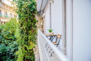 Athenian Hideaway - Spa Tub and Walk to Metro