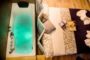 Athenian Hideaway - Spa Tub and Walk to Metro