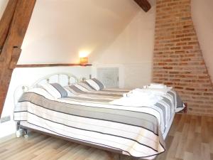 Le Plessis, Stone Farmhouse Loft with Gardens and Pool