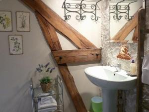 Le Plessis, Stone Farmhouse Loft with Gardens and Pool