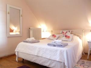 Le Plessis, Stone Farmhouse Loft with Gardens and Pool