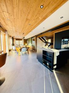 Chalets Chalet Monarch - Les Carroz - Sauna, Spa & vue Montagnes : photos des chambres