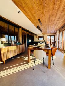 Chalets Chalet Monarch - Les Carroz - Sauna, Spa & vue Montagnes : photos des chambres
