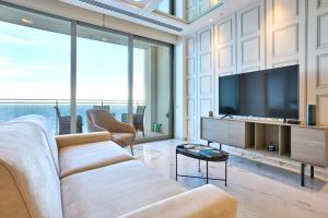 Coastal One Bedroom Retreat with direct Breathtaking Sea Views