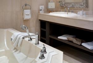 Hotels LA CHENEAUDIERE - Hotel Spa - Relais & Chateaux - Restaurant etoile : photos des chambres