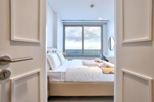 Coastal One Bedroom Retreat with direct Breathtaking Sea Views