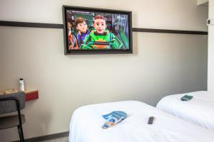 Hotels greet Hotel Montbeliard : Suite 2 Chambres POP avec 1 Lit Double et 2 Lits Simples