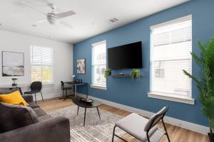 Modern Living 1B 1B Steps from Shops, Dining Fun