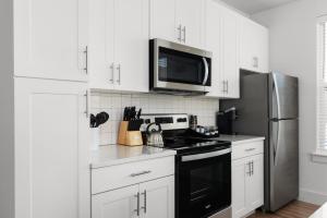 Modern Living 1B 1B Steps from Shops, Dining Fun