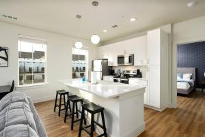 Luxurious 1BR Gem Steps from the Action