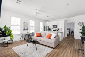 Luxury Stay 1B 1B w Gym, Pool, Shops Nearby