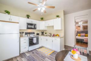 Historic Avenues Apartment Downtown