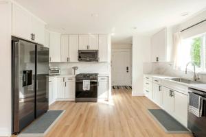 Stylish Gated Retreat in East Hollywood with Parking