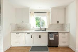 Stylish Gated Retreat in East Hollywood with Parking