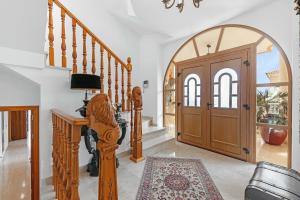 Luxury Villa Facing the Sea, With Swimming Pool