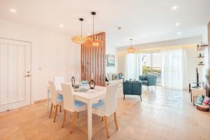 Apartment with pool and ocean view in Punta Palmera