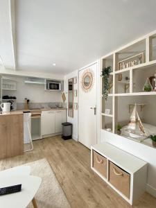 Appartements Promo ! Le Nid du Bourg Ideal couple ! Proche plage et commerces - serviettes de toilette & linge de lit compris : photos des chambres