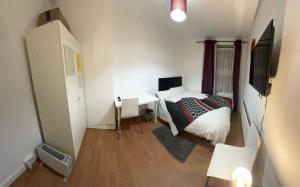 Beautiful private Double Room in a shared 3-bedroom apartment minutes walk from Bethnal Green