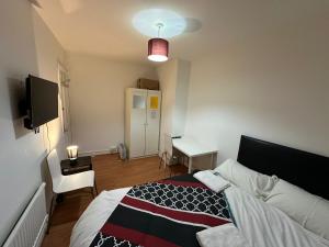 Beautiful private Double Room in a shared 3-bedroom apartment minutes walk from Bethnal Green