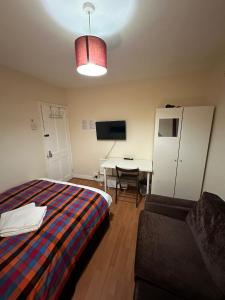 Beautiful private Double Room in a shared 3-bedroom apartment minutes walk from Bethnal Green