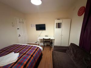 Beautiful private Double Room in a shared 3-bedroom apartment minutes walk from Bethnal Green