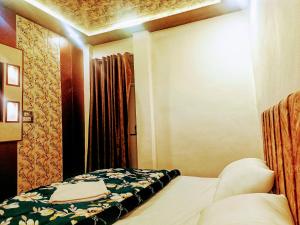 Hotel 8100 Inn