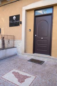 Doors Garibaldi Apartment