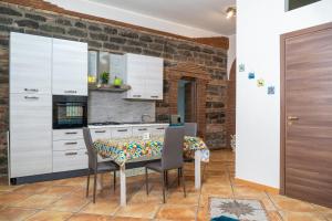 Doors Garibaldi Apartment