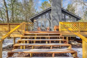 Creek Access and Deck Family Pocono Pines Cottage