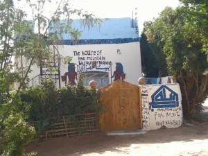 Mountain hug house - El Qûrna