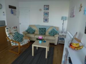 Brambles Chine 209 Self Catering Holiday Home Colwell Bay Isle of Wight - Ferry Offers - September October Availability