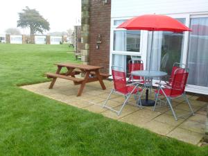 Brambles Chine 209 Self Catering Holiday Home Colwell Bay Isle of Wight - Ferry Offers - September October Availability
