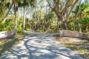 Luxury 4BR Home with Pool, Hot Tub & Movie Theater - North Port