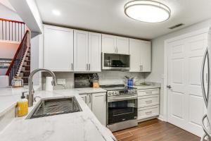 Boat, Swim and Enjoy Lake Views Osage Beach Retreat