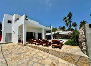 Beachfront Alma Villa with Private Pool ZanzibarHouses