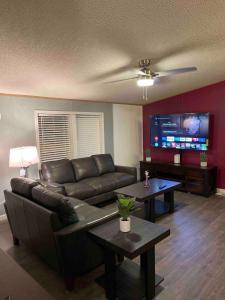 Charming, Serene & Spacious Backyard Parking!